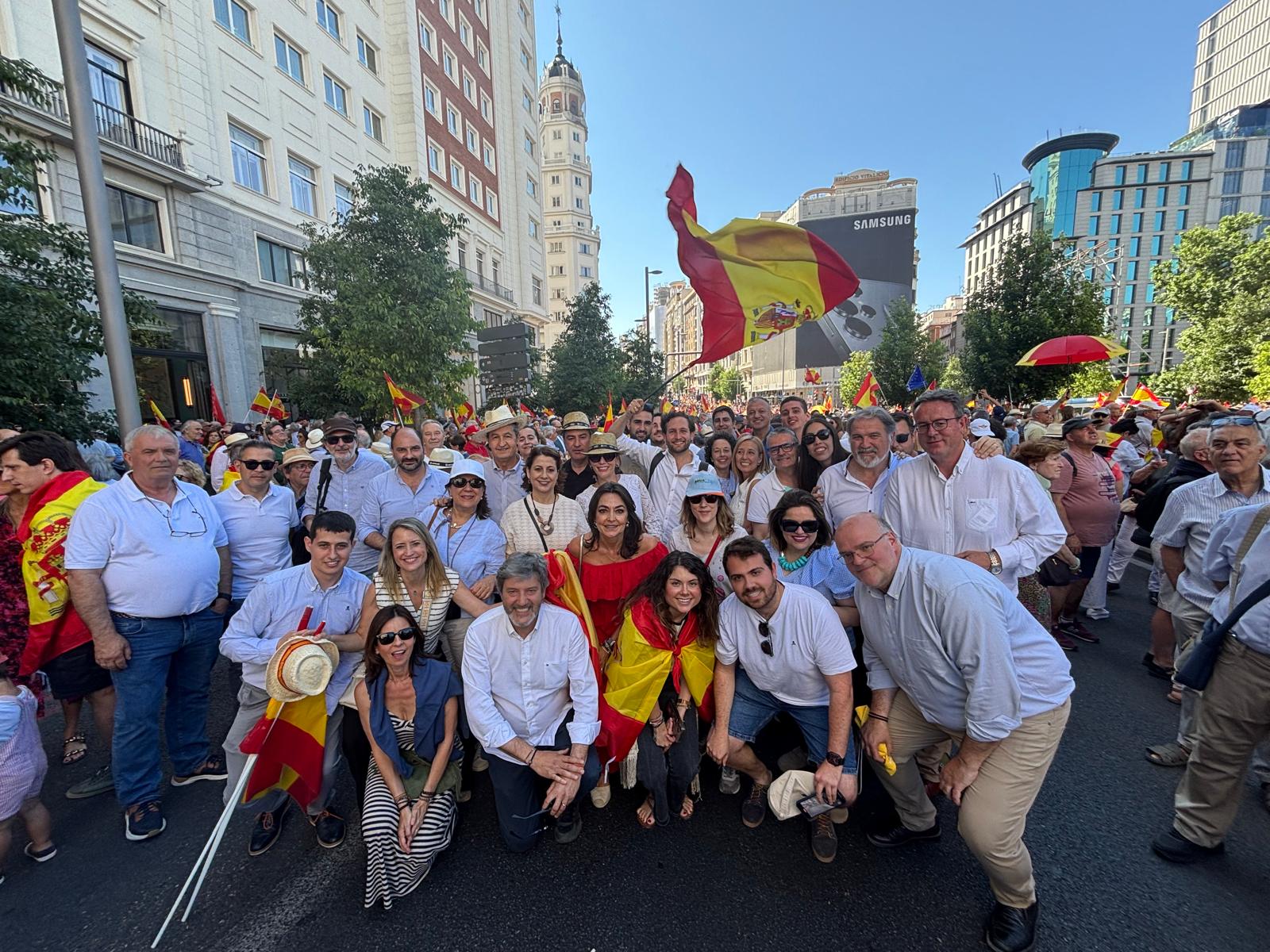 Los populares aragoneses en la manifestación contra Pedro Sánchez en Madrid