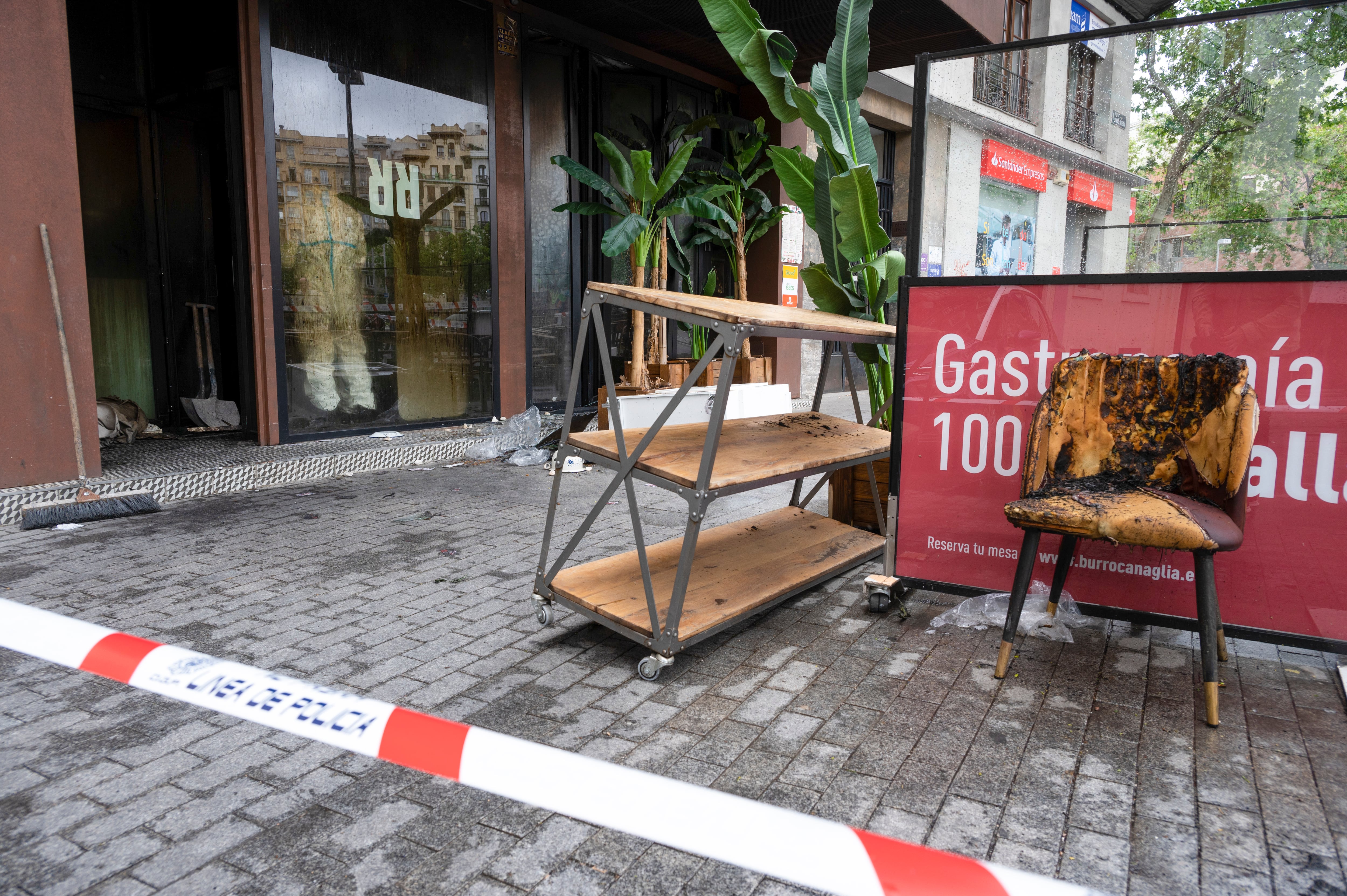 Imagendel exterior del restaurante donde se produjo un incendio en el que murieron dos personas en la glorieta de Manuel Becerra en Madrid. EFE/ Fernando Villar