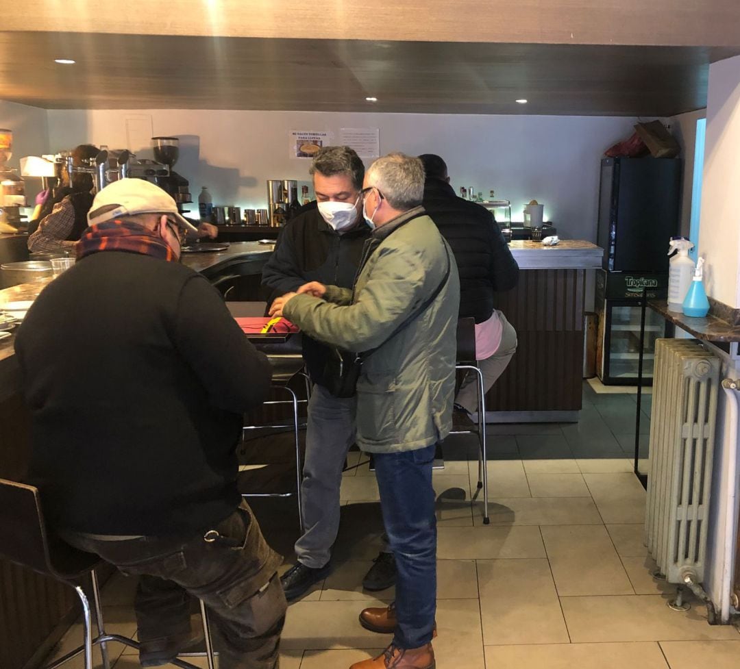 Clientes consumen en el interior de un bar en León