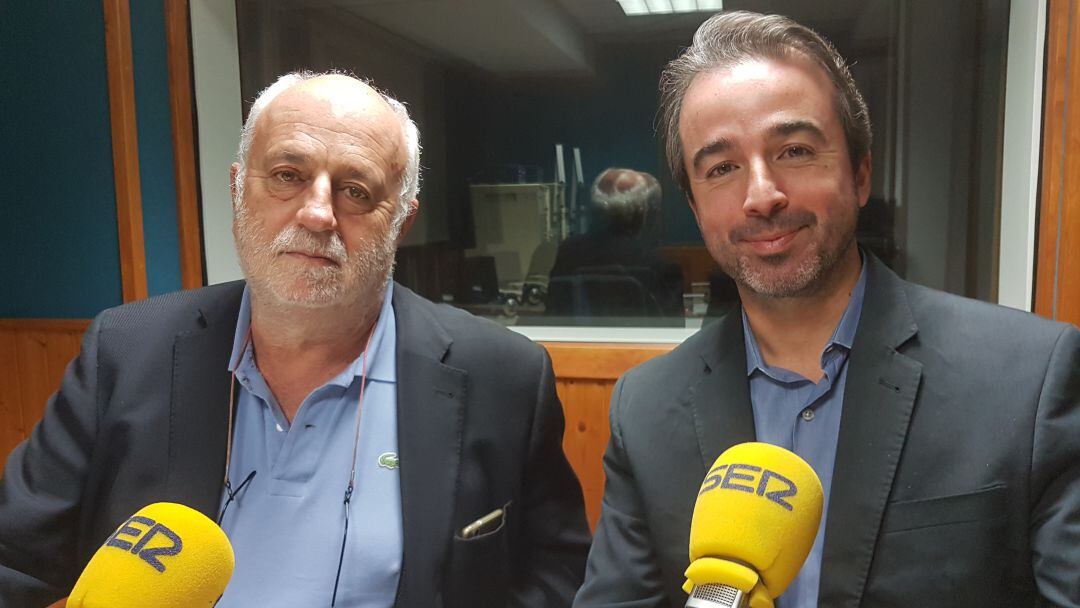 Javier Gómez Acebo y Juan Luis Vidal en el estudio de Radio Santander 