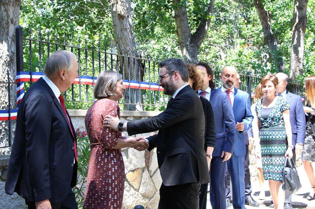 El ministre de finances, Eric Jover, saluda l&#039;ambaixadora francesa el dia de la Festa Nacional gal.la.