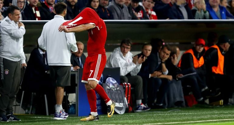 Franck Ribéry, después de ser sustituido por Ancelotti en el partido de la Champions entre el Bayern y el Anderlecht.