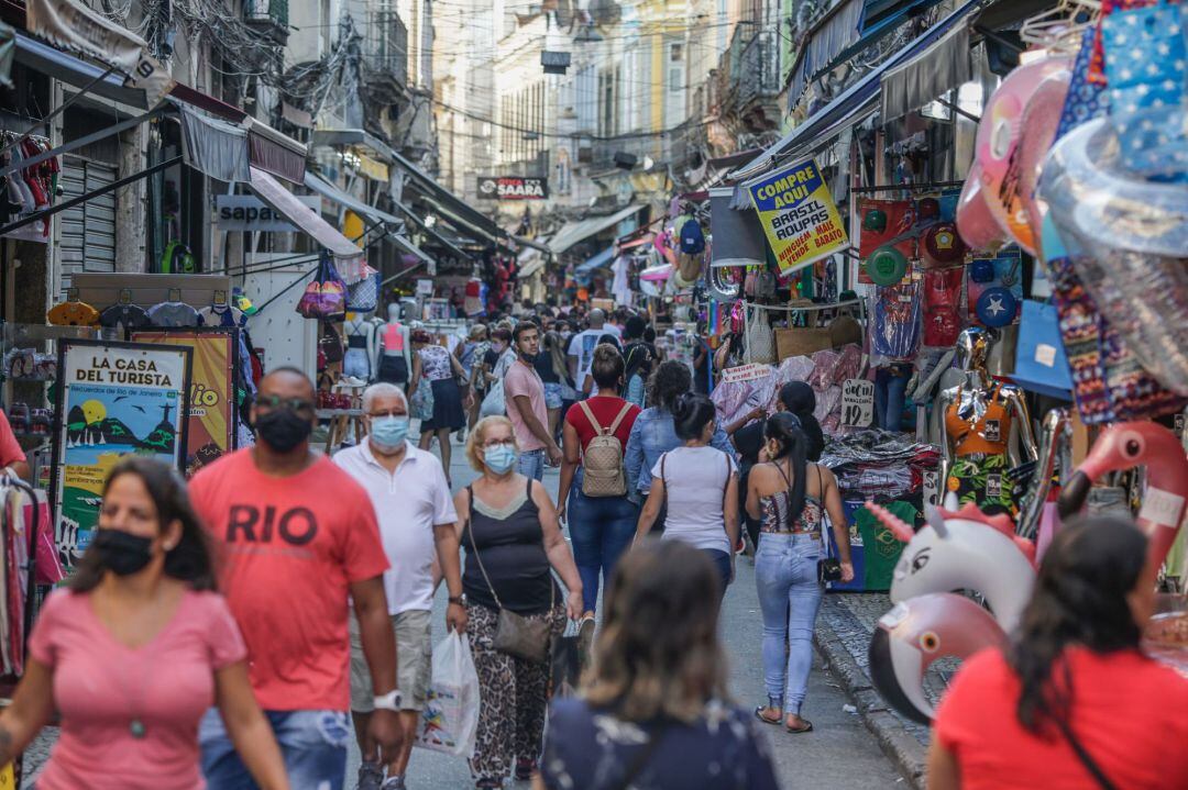 Una calle céntrica del sector comercial de Río de Janeiro el 9 de abril de 2021