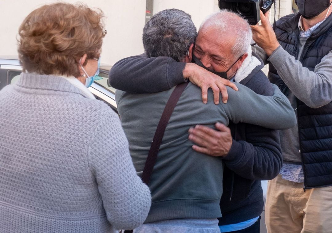 Un hombre celebra que le ha tocado el Gordo de la Lotería de Navidad en la localidad onubense de Punta Umbría