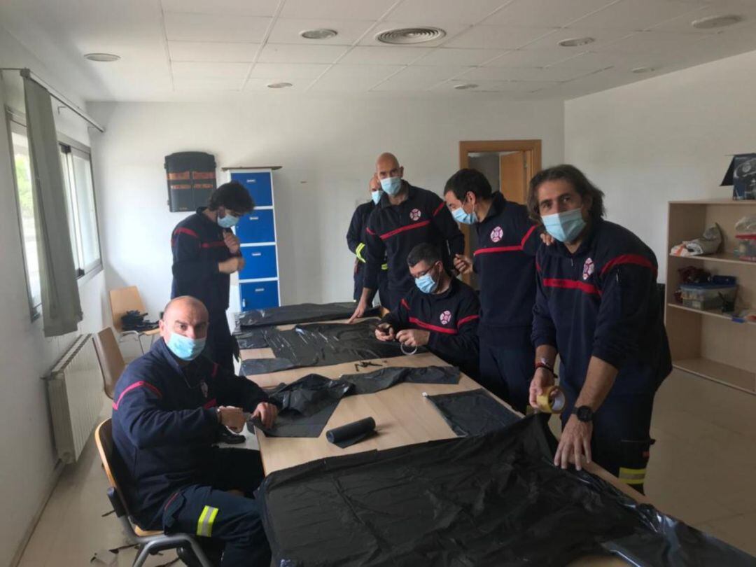 Bomberos haciendo batas en el parque de El Granadal.