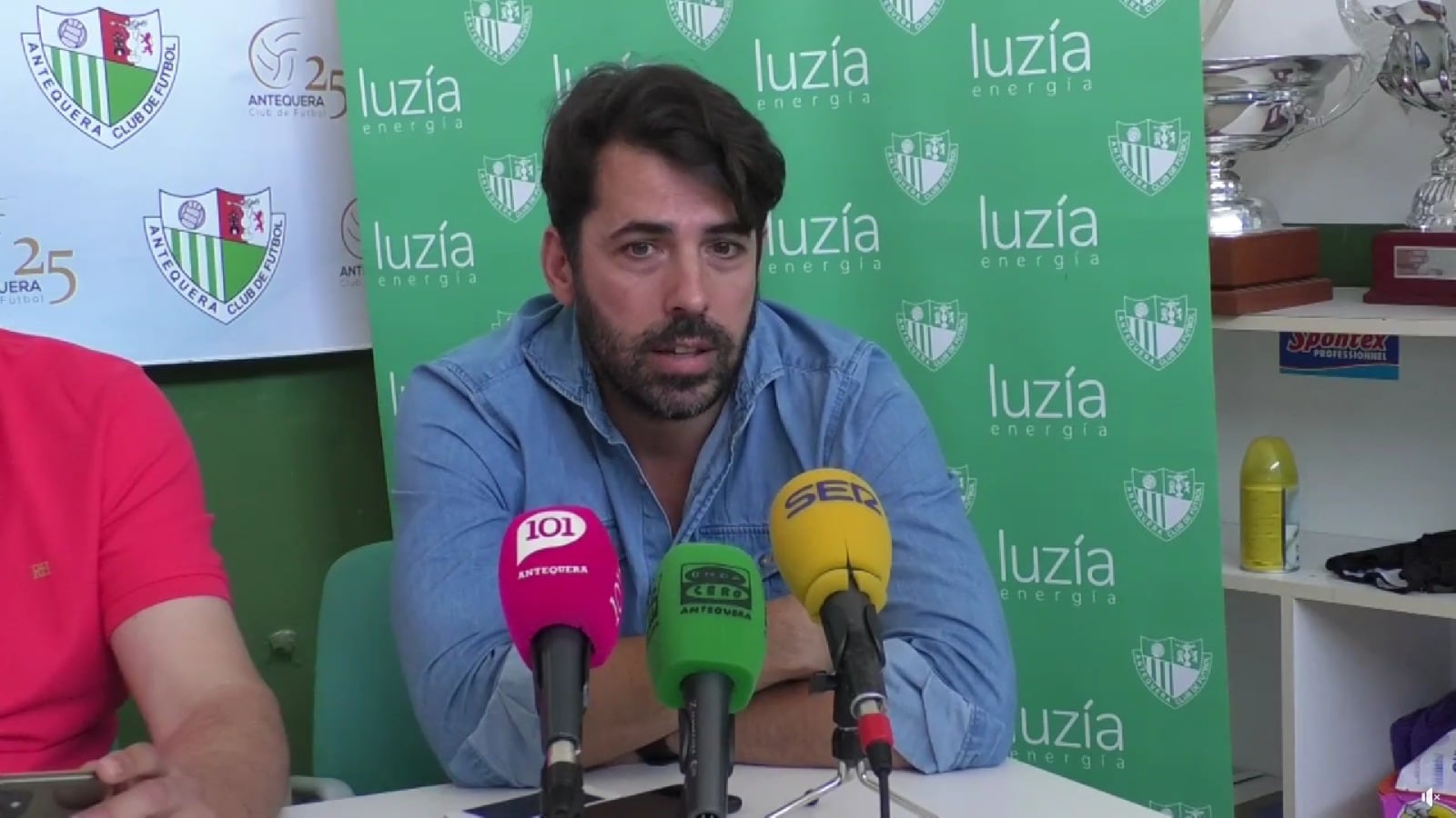 Edu espada durante una rueda de prensa