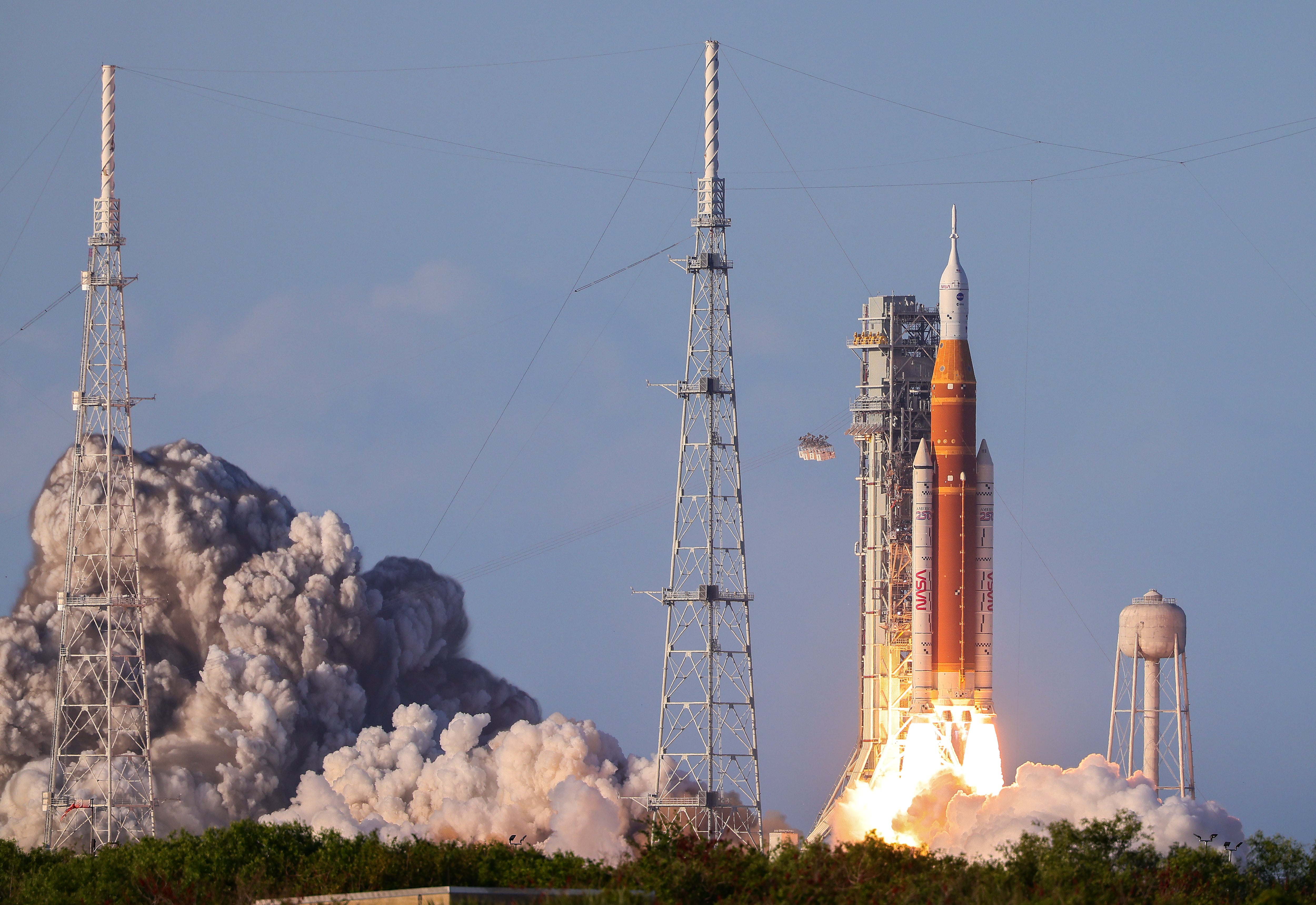 El coet Orion carregat amb l'Artemis II al moment del llançament al Centre Espacial Kennedy