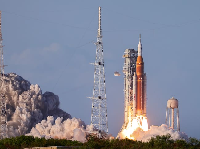 El coet Orion carregat amb l'Artemis II al moment del llançament al Centre Espacial Kennedy