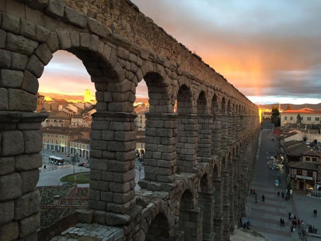 Acueducto de Segovia y visitantes