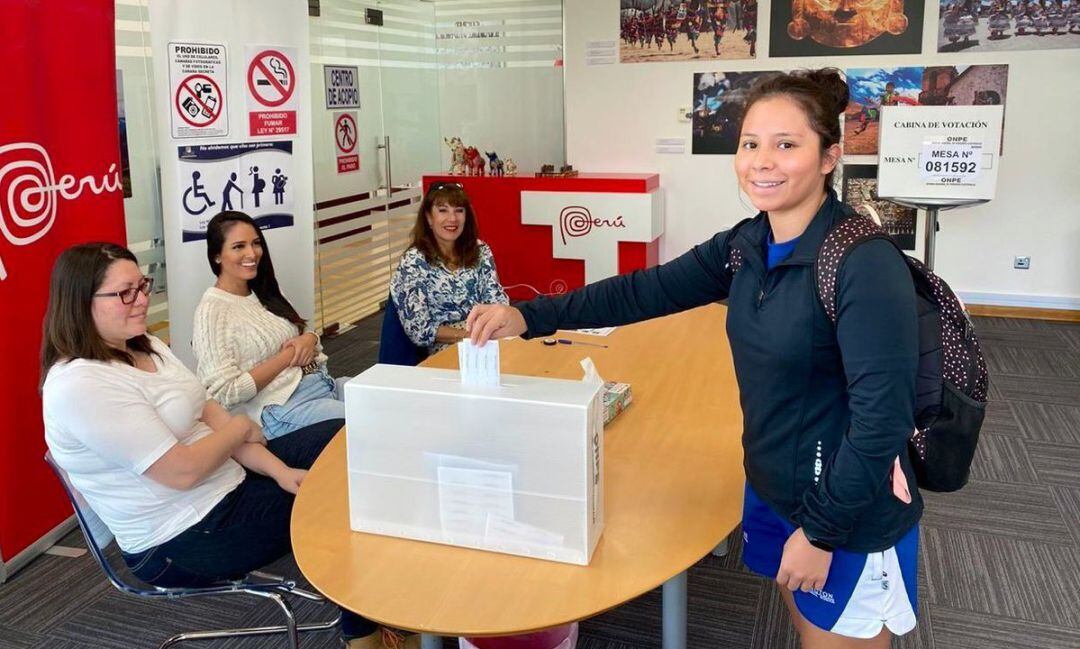 Imagen de archivo de una mujer votando en Perú.