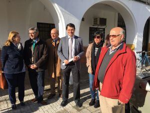 Cargos del PP con los vecinos del numero 2 de la Plaza del Pocito