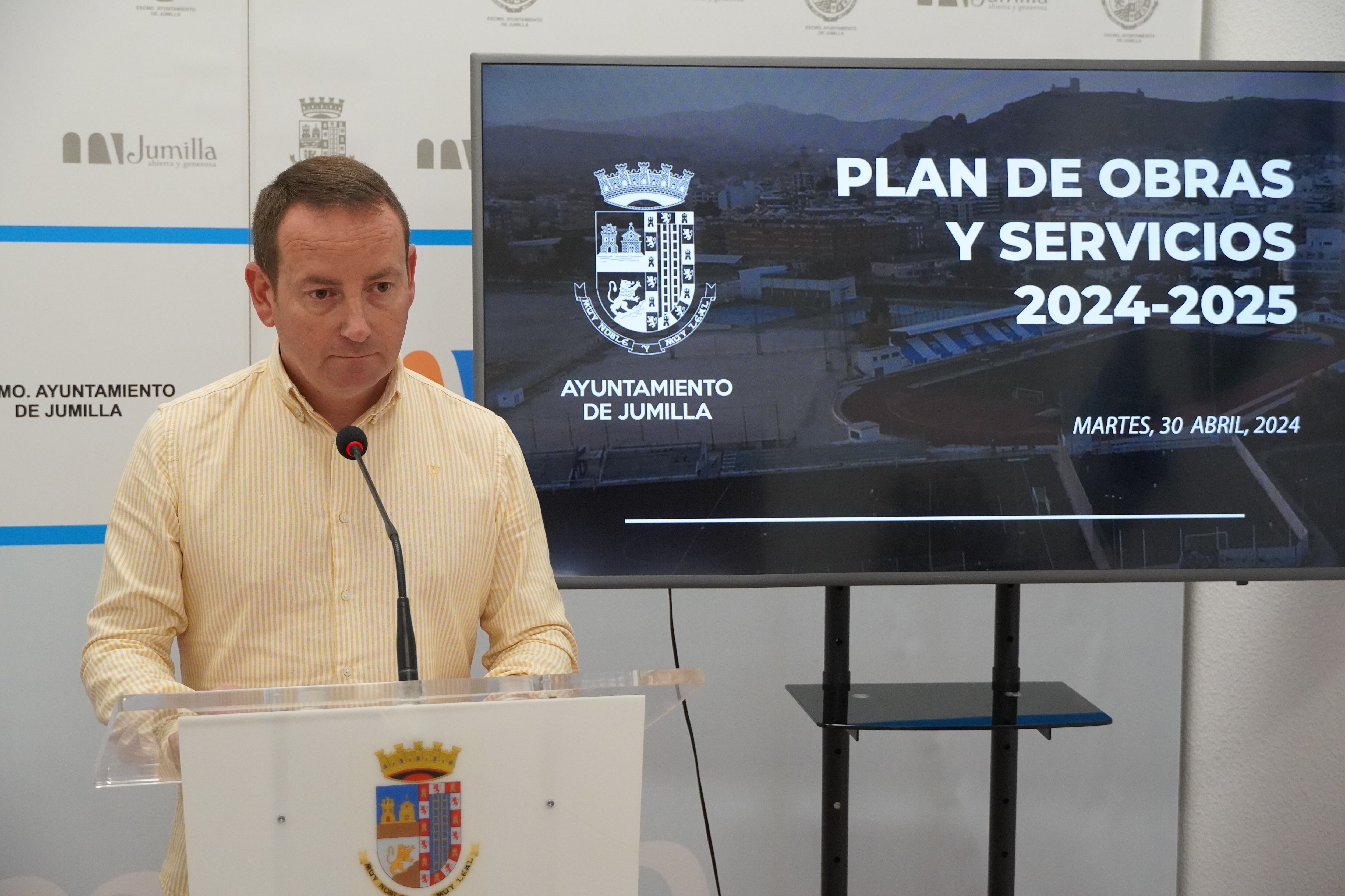 El concejal de Obras de Jumilla, Francisco Javier Bernal durante la presentación de los proyectos