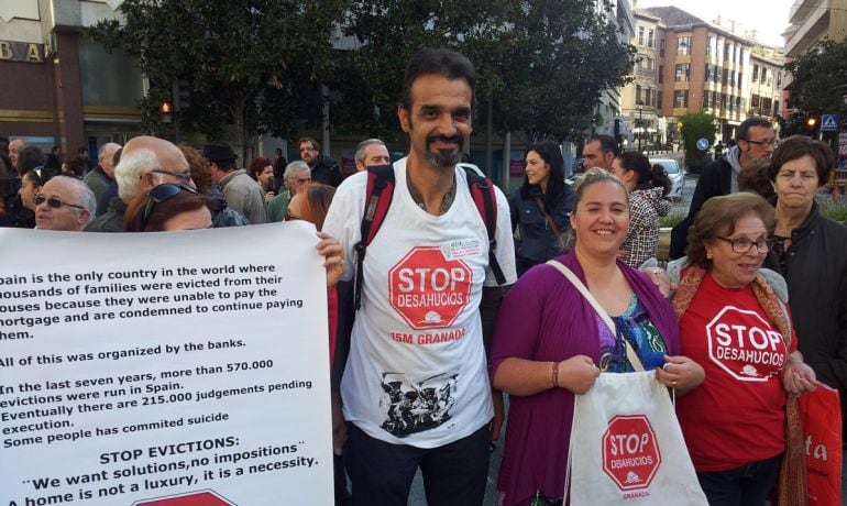 Miembros de Stop Desahucios Granada durante una protesta.