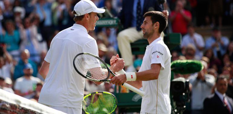 Novak Djokovic felicita a Querrey, ante el que ha caído en la tercera ronda de Wimbledon.