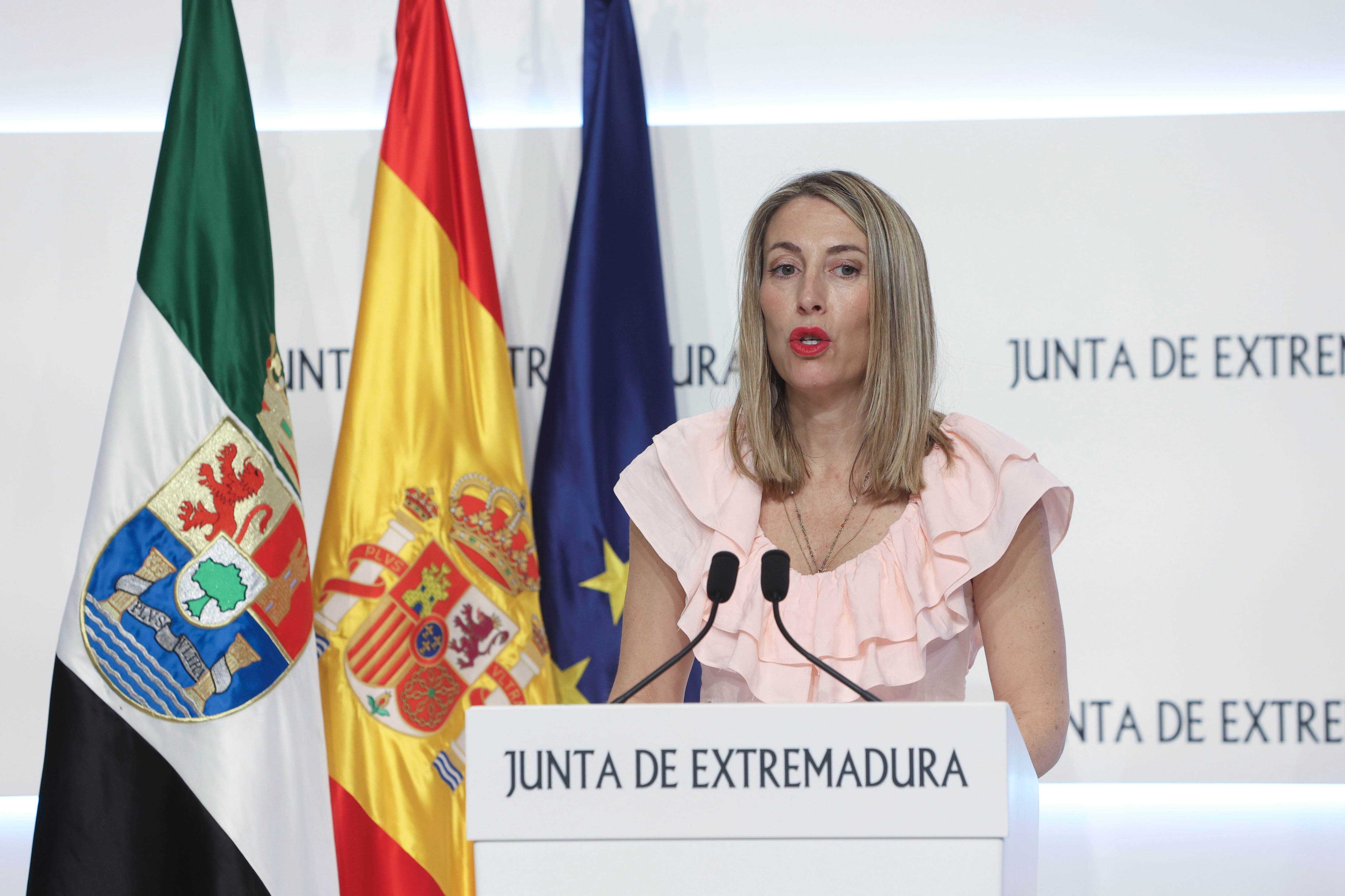 MÉRIDA, 20/07/2023.- La presidenta de la Junta de Extremadura, María Guardiola, da una rueda de prensa tras el primer pleno de la XI legislatura en la Asamblea de Extremadura este jueves en Mérida. EFE/ Jero Morales