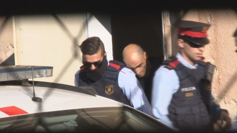 El moment en què el violador abandona els Jutjats de Rubí i entra al cotxe dels Mossos