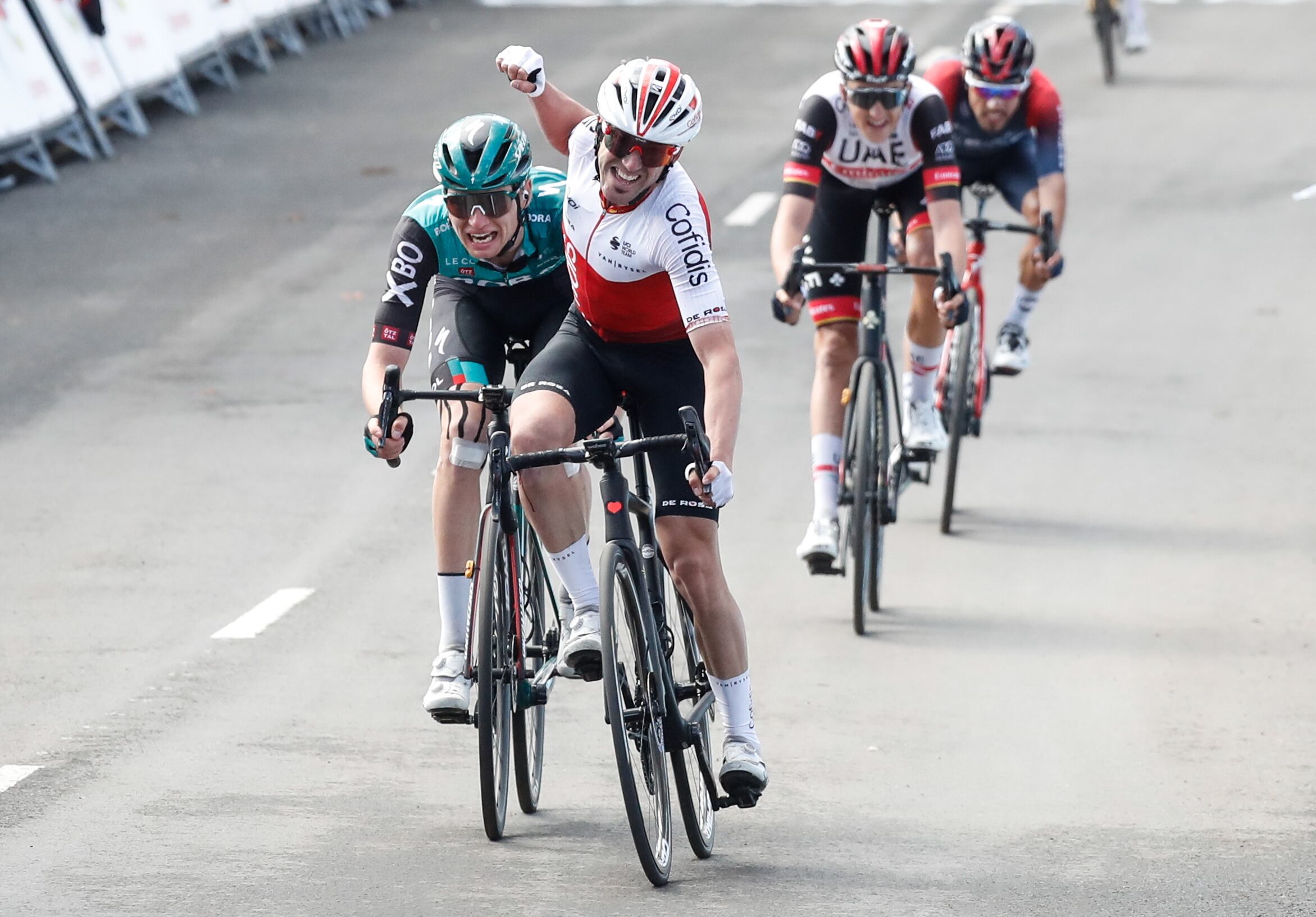 GRAFCAV4487. ALTO DE ARRATE (EIBAR) (ESPAÑA), 09/04/2022.- El corredor del Cofidis, Ion Izagirre, se proclama vencedor en el alto de Arrate, durante la sexta etapa de la Itzulia, disputada entre la localidad gipuzcoana de Eibar y el alto de Arrate de la misma localidad. EFE/Juan Herrero.