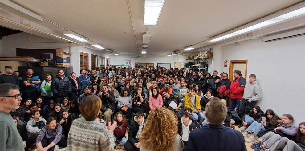 En la imagen de archivo, una de las múltiples reuniones que ha mantenido Educación con familias y representantes políticos del valle.