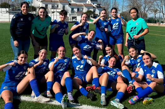 Jugadoras del Xerez Féminas celebran la victoria en Arcos