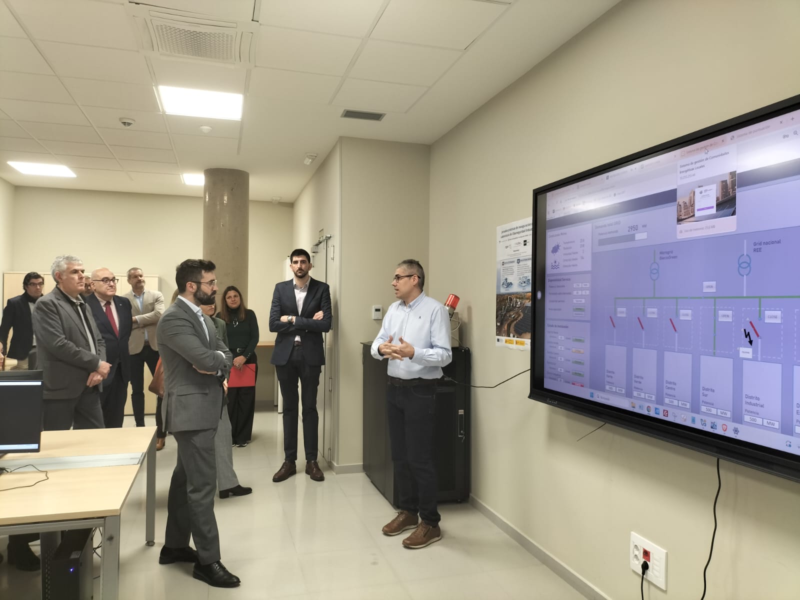 El secretario de estado de Energía, Joan Groizard visita las instalaciones del laboratorio