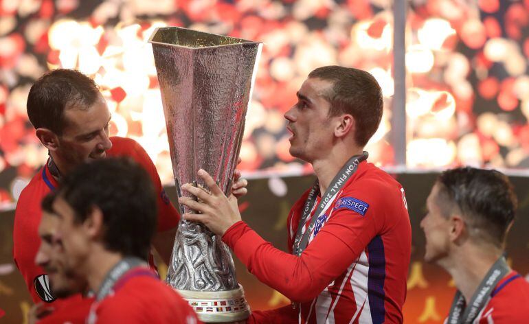 Griezmann con el trofeo de campeón