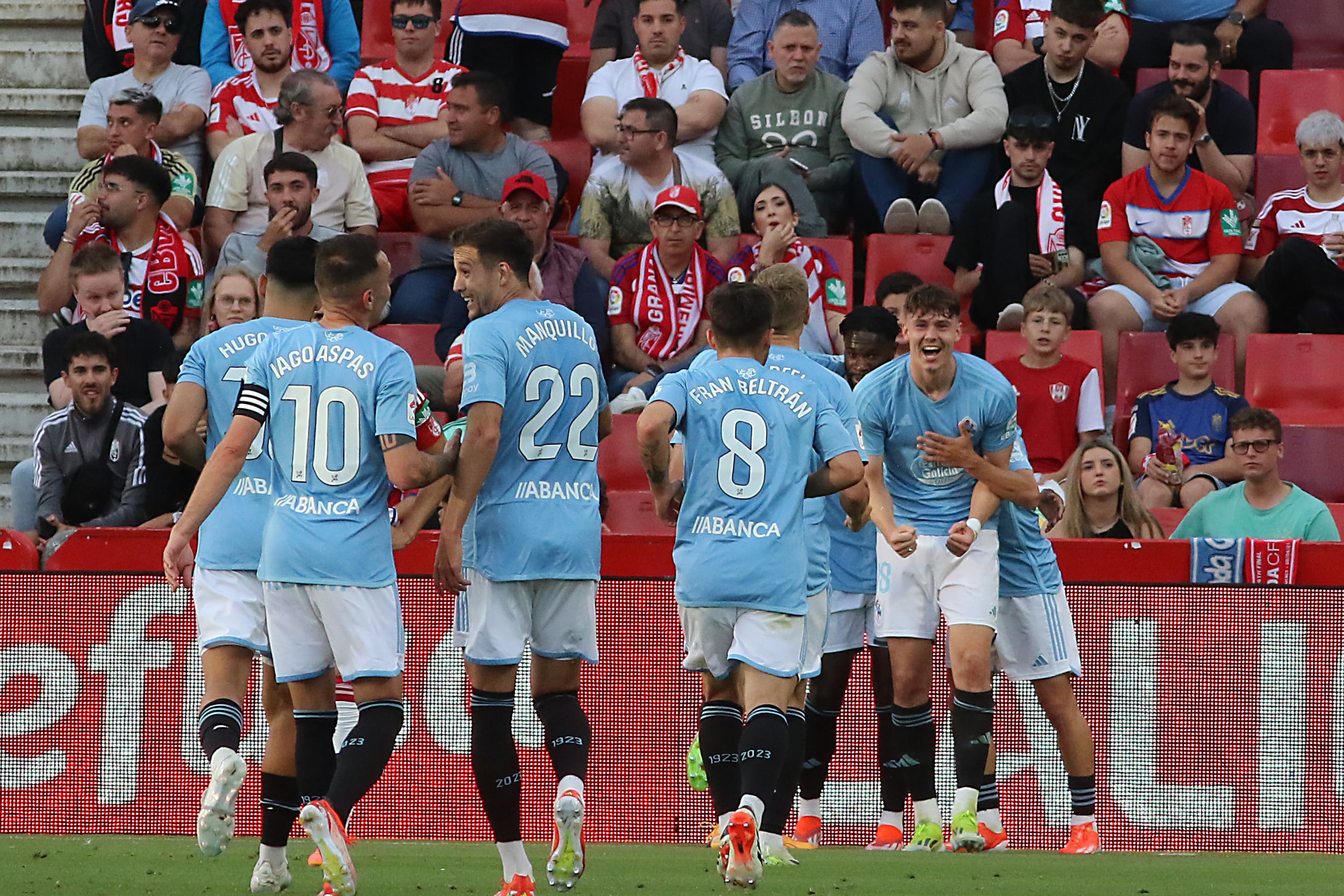 GRANADA, 19/05/2024.- Los jugadores del Celta celebran el segundo gol del equipo gallego durante el encuentro correspondiente a la jornada 37 de Primera División que disputan hoy Domingo frente al Granada en el Nuevo Estadio Los Cármenes de Granada. EFE / Pepe Torres.
