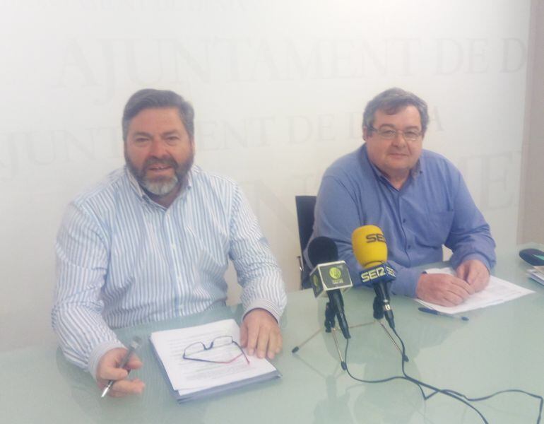 El vicealcalde de Dénia, Rafa Carrió (i) y el concejal de Hacienda, Paco Roselló (d).