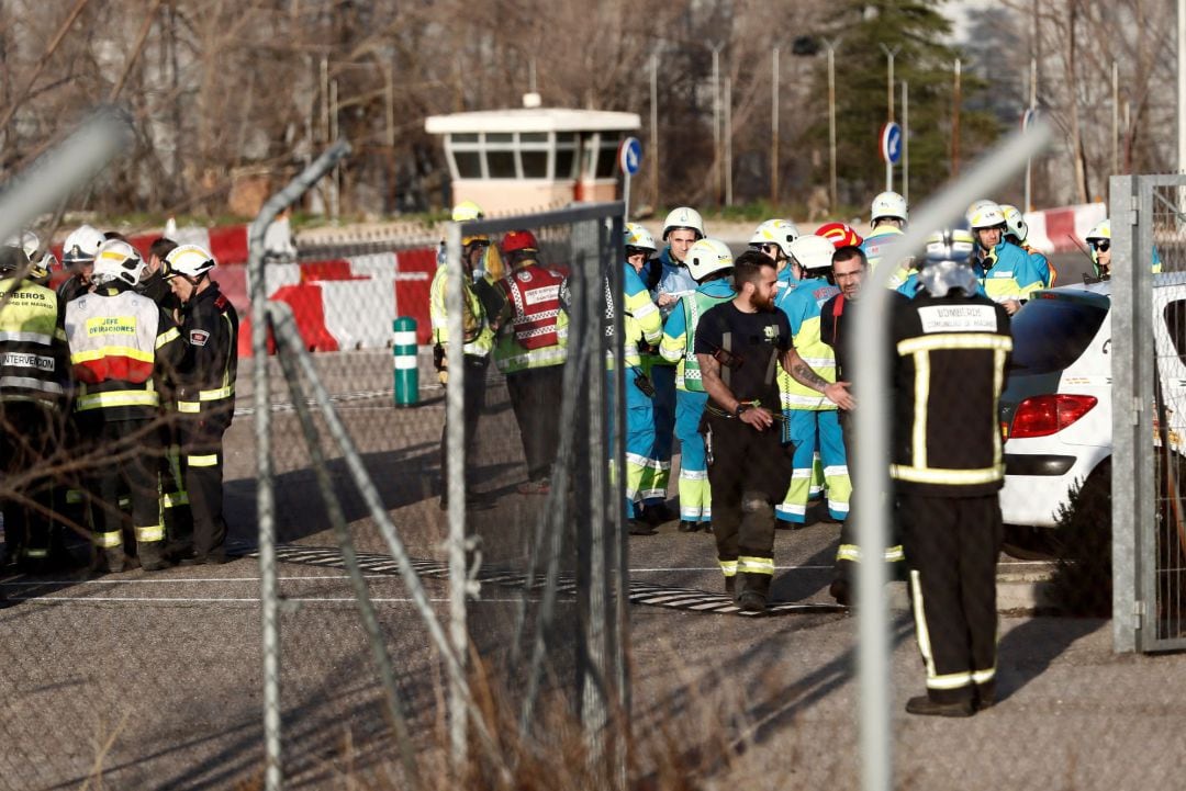 Efectivos del cuerpo de Bomberos en instalaciones aeroportuarias de Barajas a la espera del aterrizaje de emergencia de un avión de la aerolínea Air Canadá que esté sobrevolando Madrid