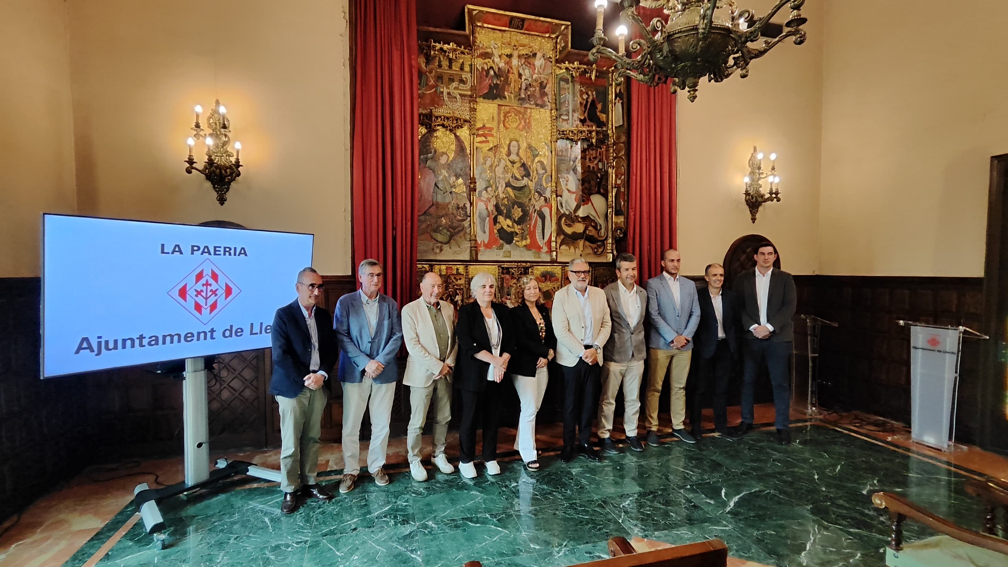 Membres de la Paeria i responsables de les empreses impulsores del Lleieda Truck Center, presentat avui a l'ajuntament.