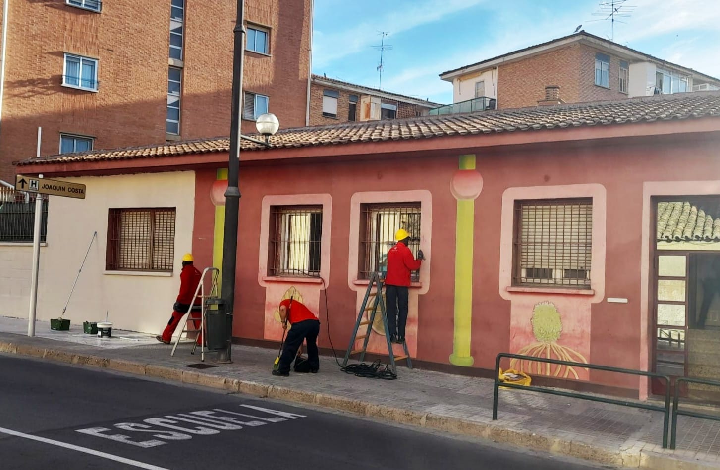 Trabajadores de Carinsertas pintando la fachada del albergue