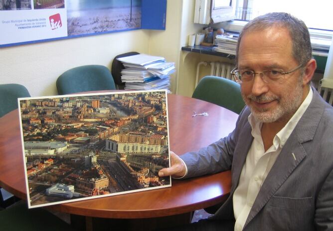 Manuel Saravia muestra la foto que exhibió en el pleno sobre el edificio frente a Vallsur