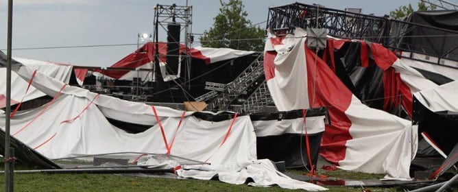 Vista de un escenario desplomado en el festival Pukkelpop en Kiewit, Bélgica, hoy jueves 18 de agosto de 2011