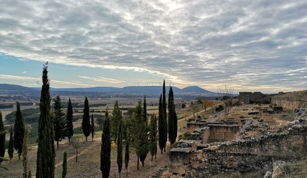 Cielos nubosos sobre las ruinas de la ciudad romana de Ercávica, en Cañaveruelas (Cuenca).