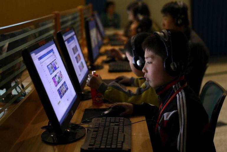 Niños norcoreanos utilizan un ordenador en el centro de ciencia y tecnología de Piongyang (Corea del Norte).