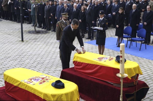 Felipe VI impone la Cruz de Oro al Mérito Policial a título póstumo a los policías fallecidos en el atentado talibán perpetrado en la embajada española en Kabul