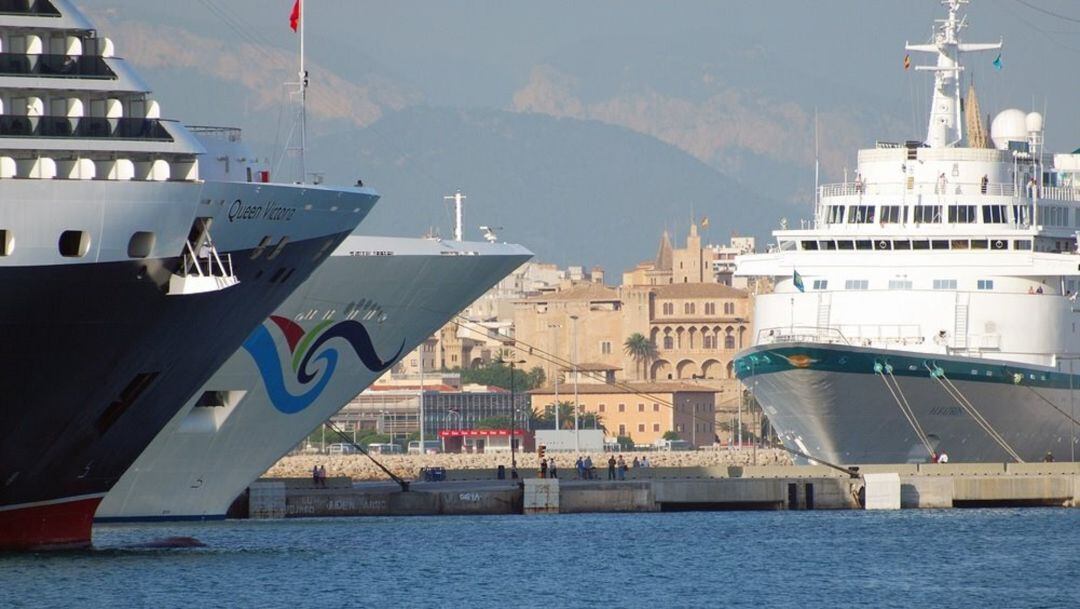 Cruceros atracados en el Dique del Oeste