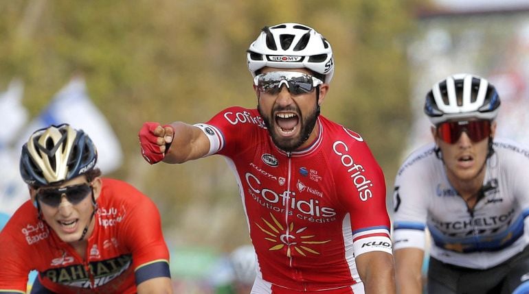 Bouhanni celebra la victoria al cruzar la meta