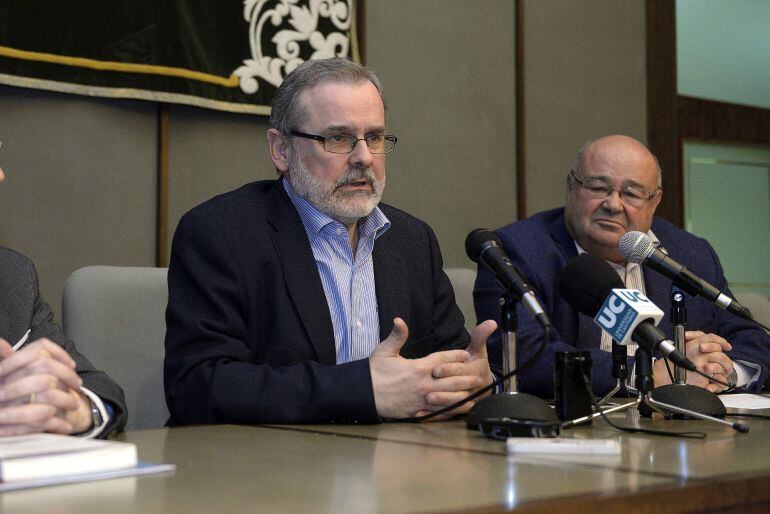 El recién elegido rector de la Universidad de Cantabria, Ángel Pazos (i), acompañado por el actual rector, José Carlos Gómez Sal (d), ofrece una rueda de prensa tras conocerse los resultados de las elecciones celebradas en la UC, esta tarde en Santander.