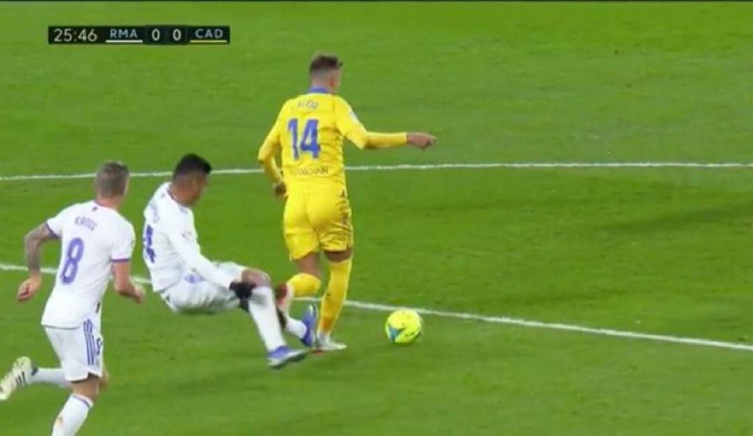 La acción de Casemiro con el jugador del Cádiz CF, Iván Alejo