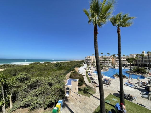 Playas, dunas en primer línea, y las instalaciones del Hotel Playa La Barrosa de la cadena Hipotels solo para adultos (mayores de 16 años) en Novo Sancti Petri (Chiclana de la Frontera, Cádiz)