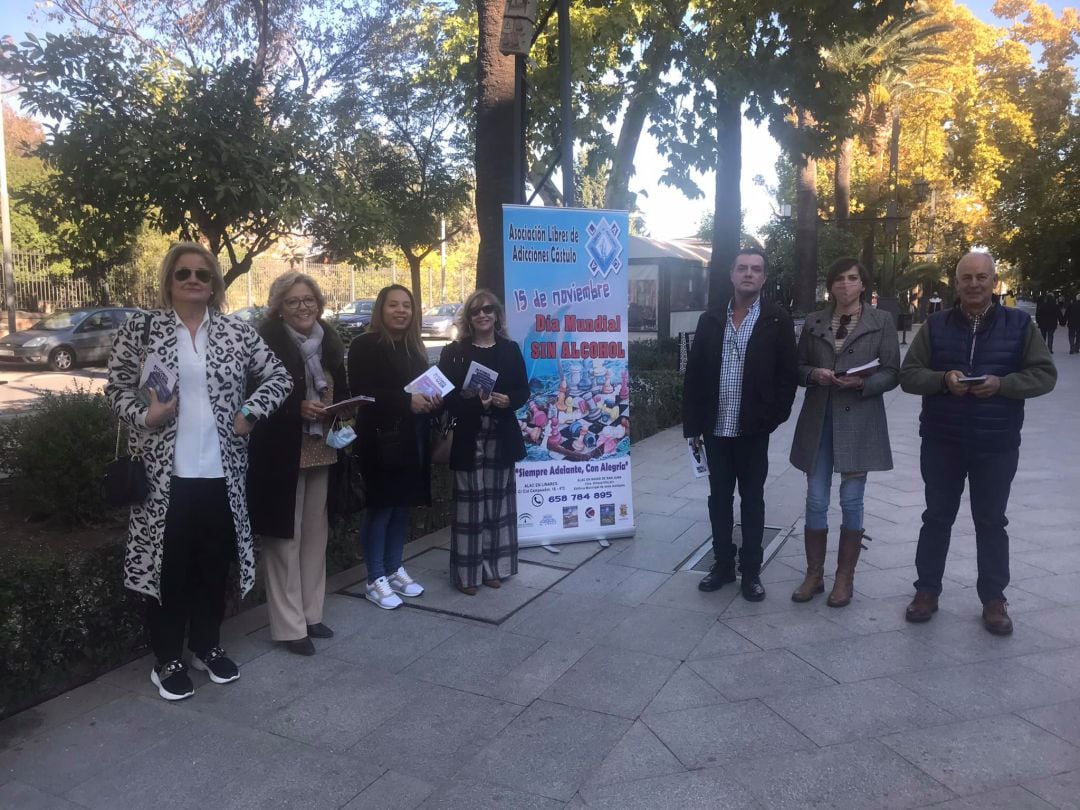 Voluntarios de ALAC en una acción informativa en torno al Día Sin Alcohol.