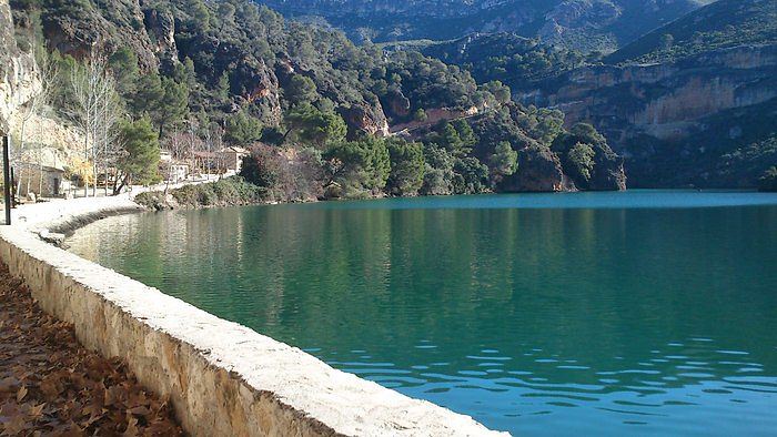 La ruta discurre junto al río Guadiela.