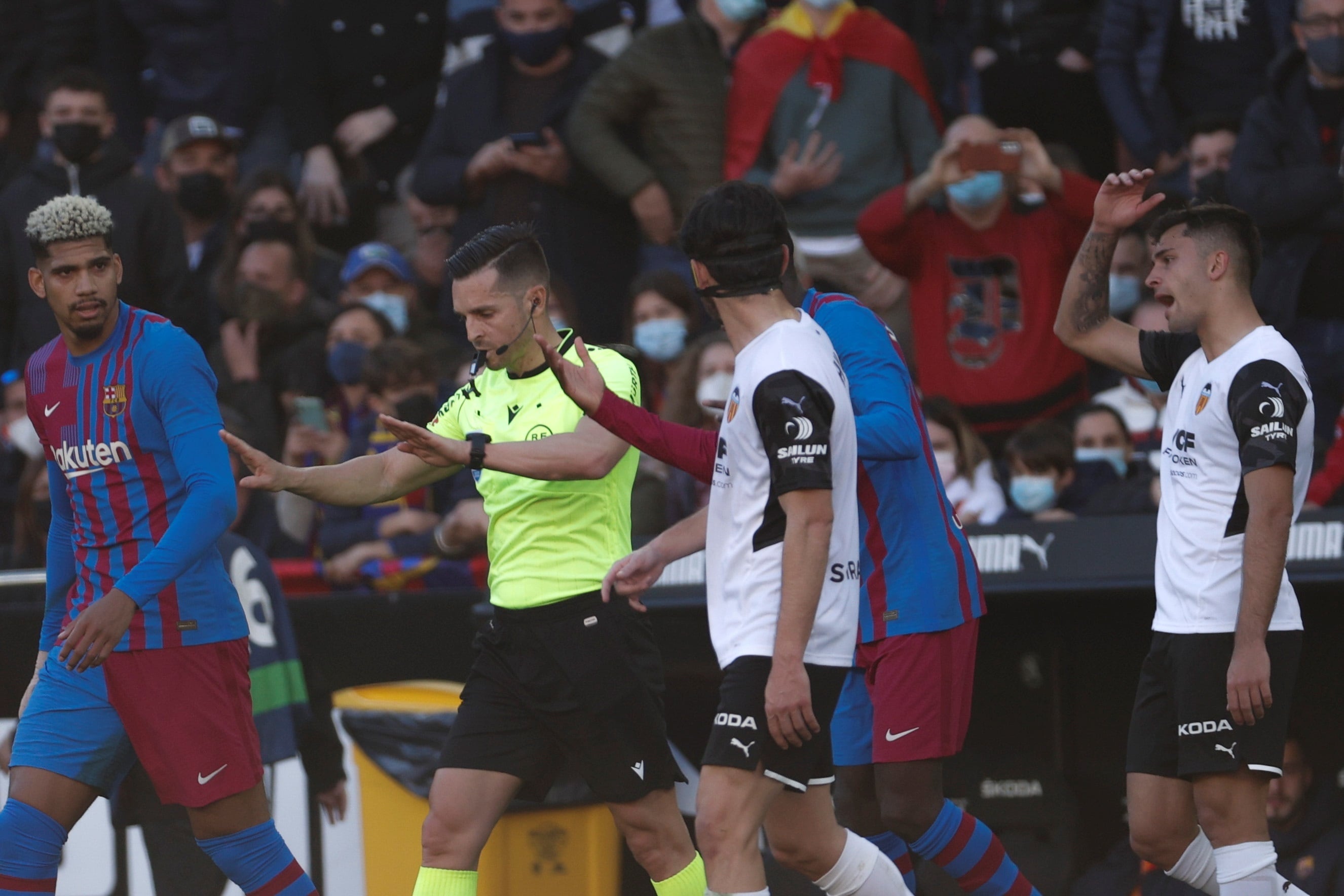 GRAF1792. VALENCIA, 20/02/2022.- El colegiado Carlos del Cerro Grande anula un gol al Valencia tras consulta con el VAR durante el partido ante el Barcelona, de LaLiga que se disputa este domingo en el estadio de Mestalla. EFE/Manuel Bruque
