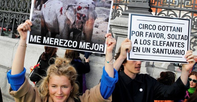 Manifestación frente al Ministerio de Agricultura para pedir el fin de los circos con animales