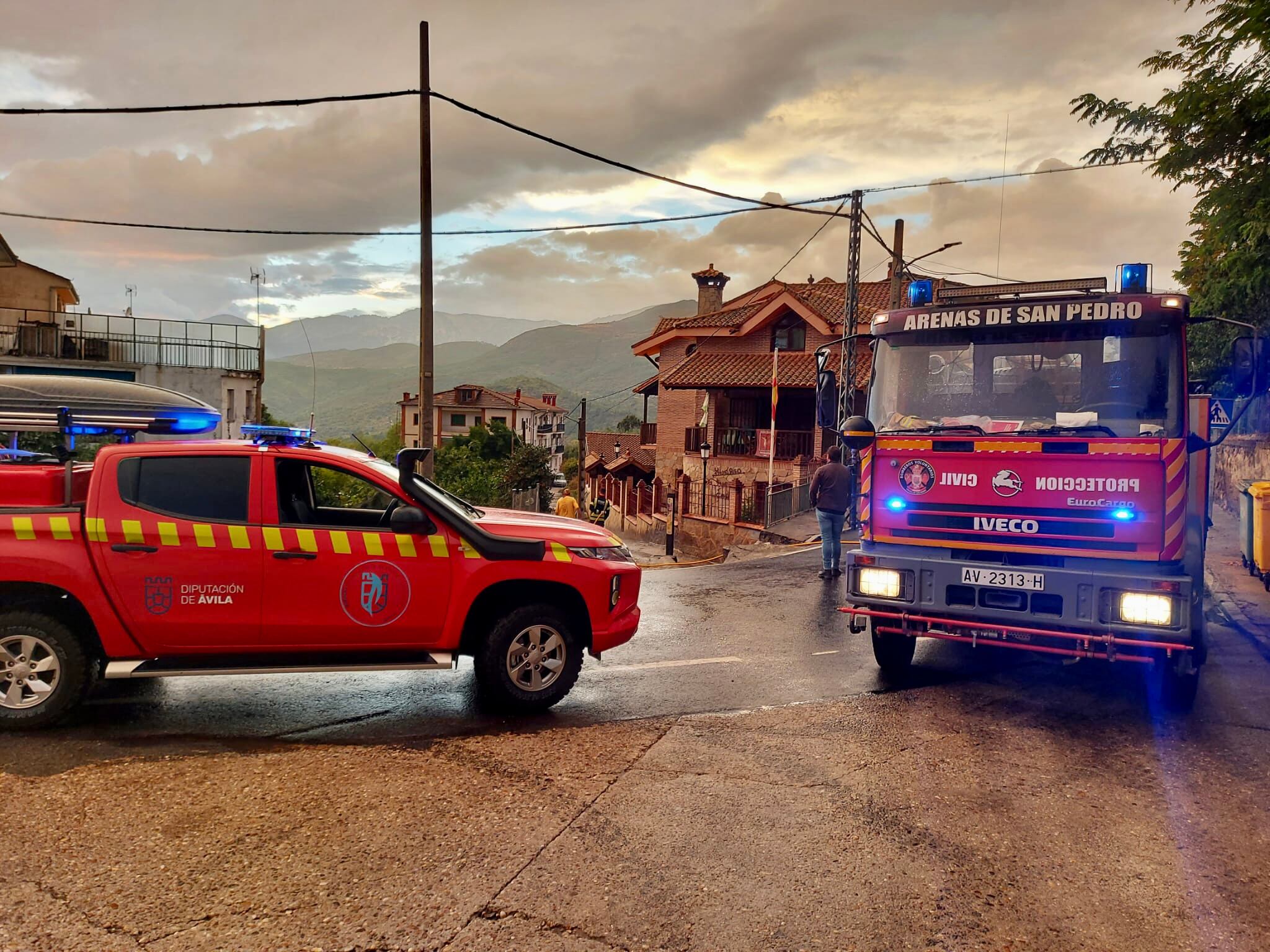 Varias agrupaciones de bomberos voluntarios se desplazaron para ayudar en la limpieza de las calles