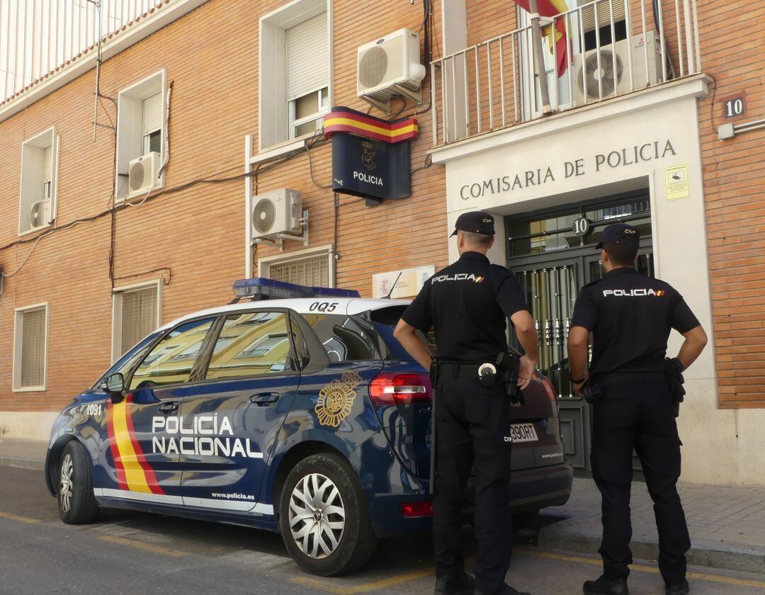 Agentes de la Policía Nacional de la Comisaría de Alcoy arrestan a un varón por agredir con un cuchillo a un vecino.