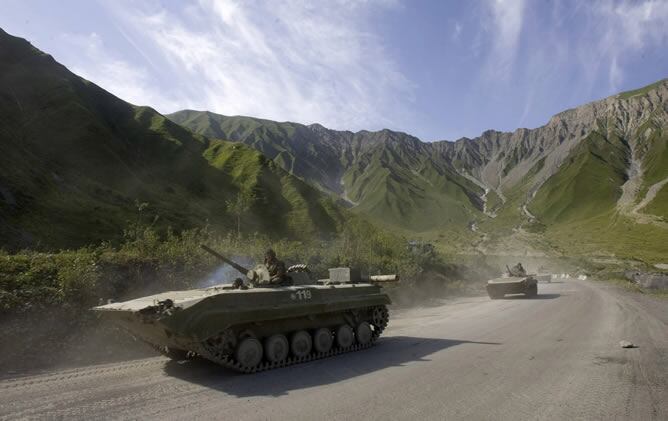 Tanques de las tropas rusas, este domingo, circulando en dirección a Tskhinvali