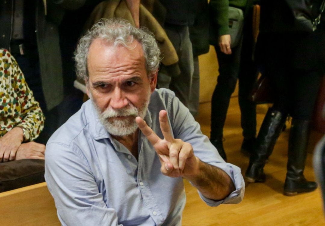 El actor Willy Toledo, sentado en el banquillo de los acusados en el juzgado de lo Penal número 26 de Madrid.