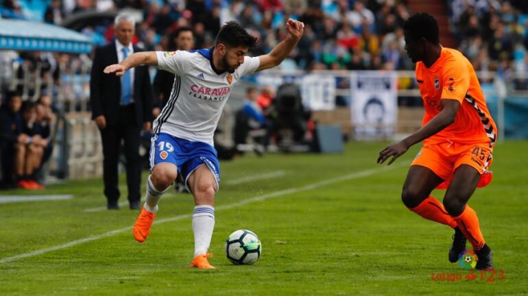 Papunashvili, novedad en el once ante el Lorca, controla el balón ante la presencia de Bicoro