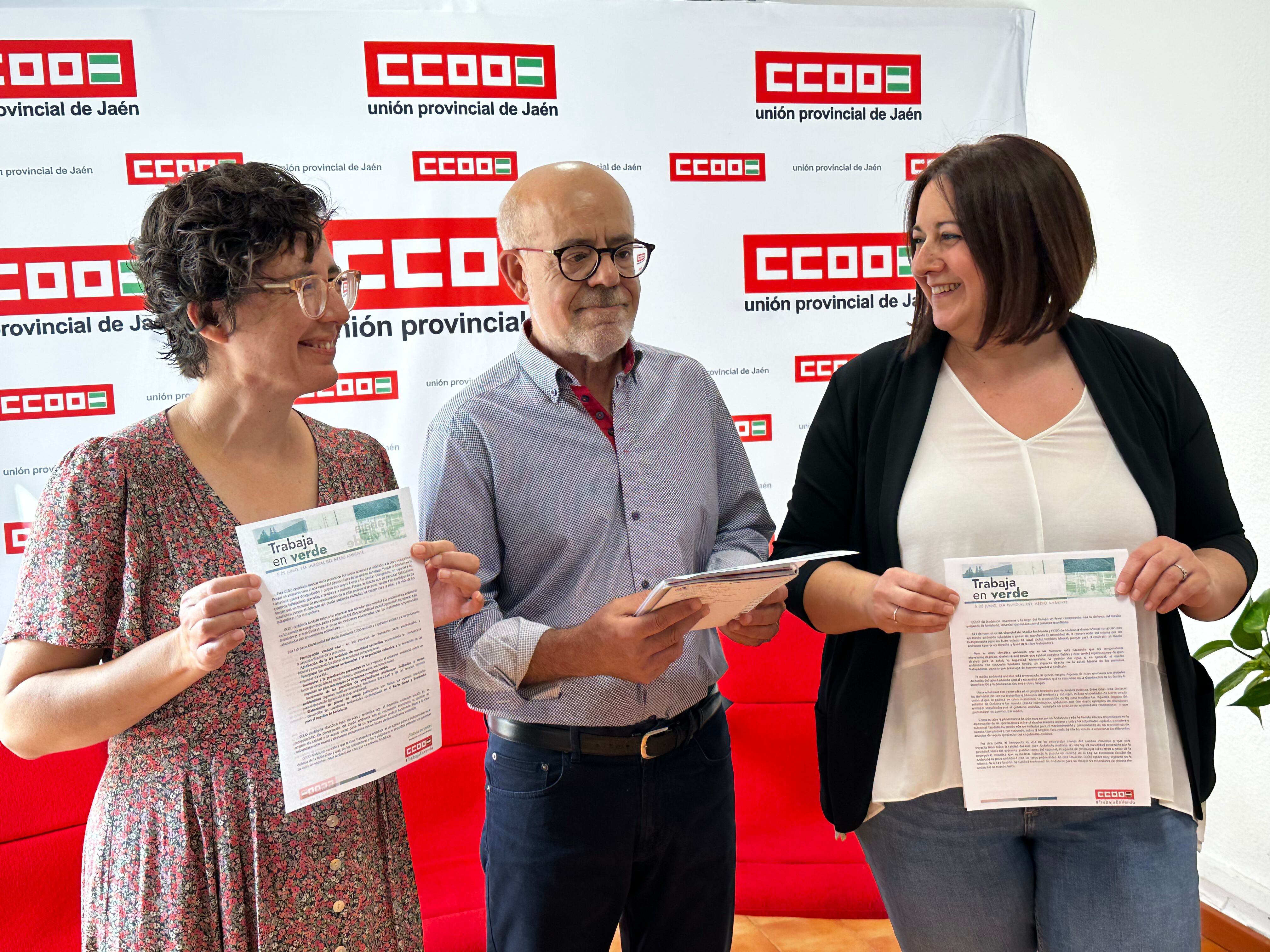 Representantes de CCOO y Ecologistas en Acción inauguran una exposición en Jaén.